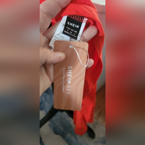 Elegant Red Evening Dress - Picture 2 of 4